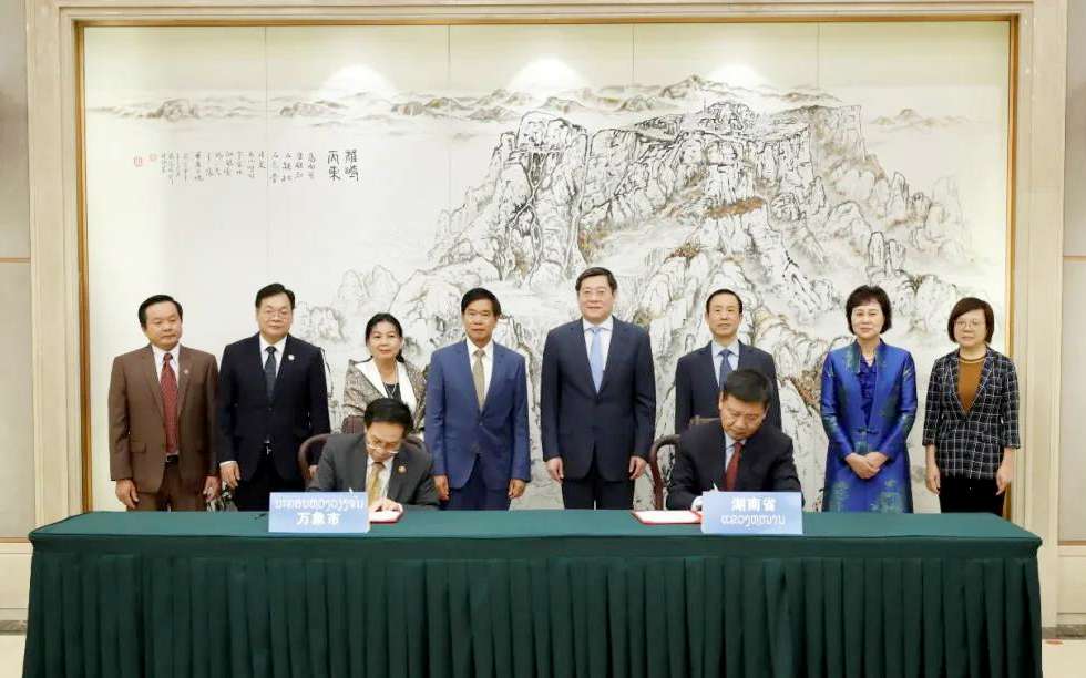 amjs澳金沙门环境向老挝万象捐赠7台环卫装备，助力“一带一路”建设