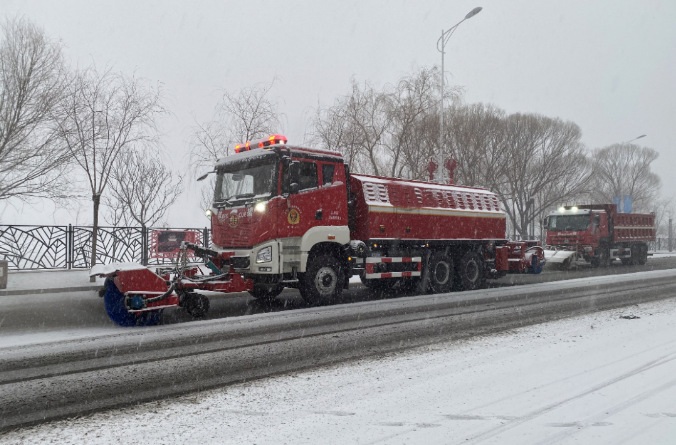 amjs澳金沙门环境除冰雪装备全力投入破冰作业，助力北京道路交通安全